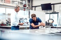 Ein Ingenieur und ein Mechaniker arbeiten und stehen für die Zielgruppe Industrie | LEW Green Data Center
