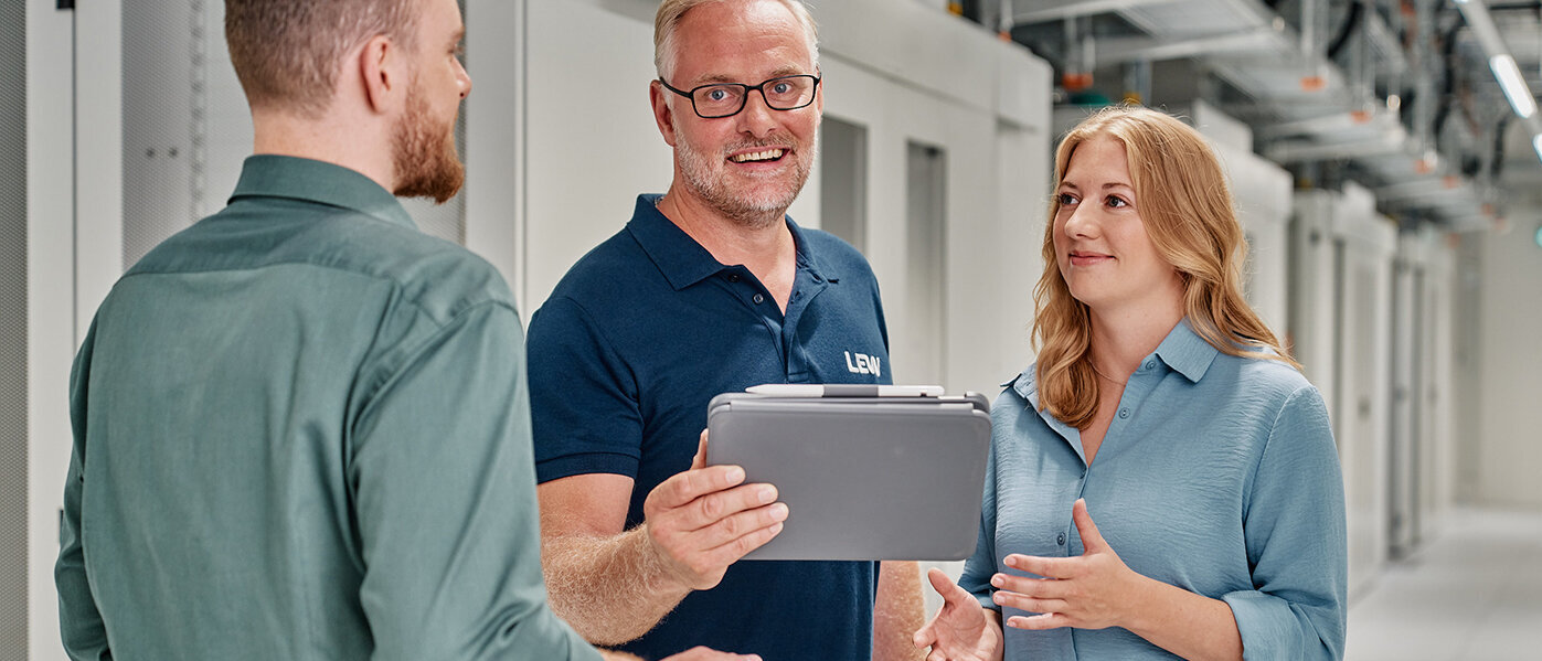 Beratung eines LEW Mitarbeiters mit zwei Personen im Rechenzentrum LEW Green Data Center