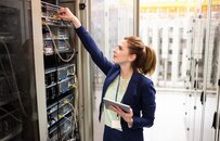 Eine Frau arbeitet an einem Rack und steht für die Zielgruppe IT | LEW Green Data Center
