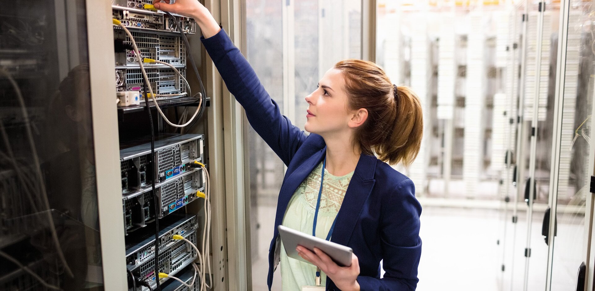 LEW Green Data Center Zielgruppe IT Header Mobil | LEW TelNet Eine Frau arbeitet an einem Rack und steht für die Zielgruppe IT | LEW Green Data Center