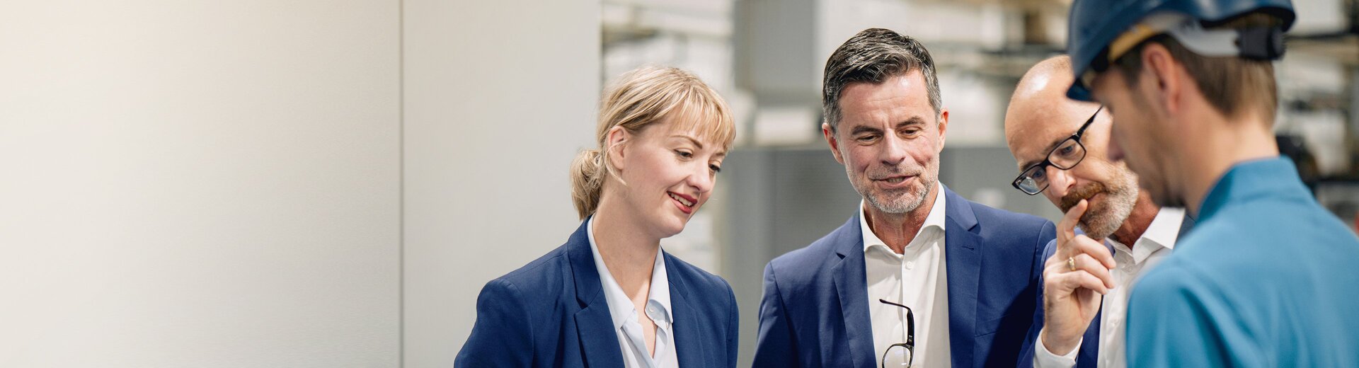 LEW Green Data Center Zielgruppe Kommunen Titelbild| LEW TelNet Mehrere Personen stehen zusammen und beraten sich und stehen für die Zielgruppe Kommunen | LEW Green Data Center