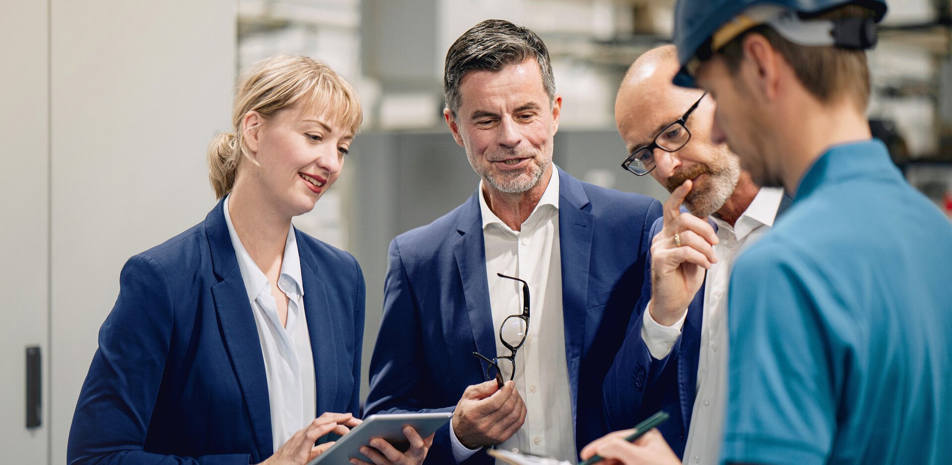 LEW Green Data Center Zielgruppe Kommunen Header Mobil| LEW TelNet Mehrere Personen stehen zusammen und beraten sich und stehen für die Zielgruppe Kommunen | LEW Green Data Center